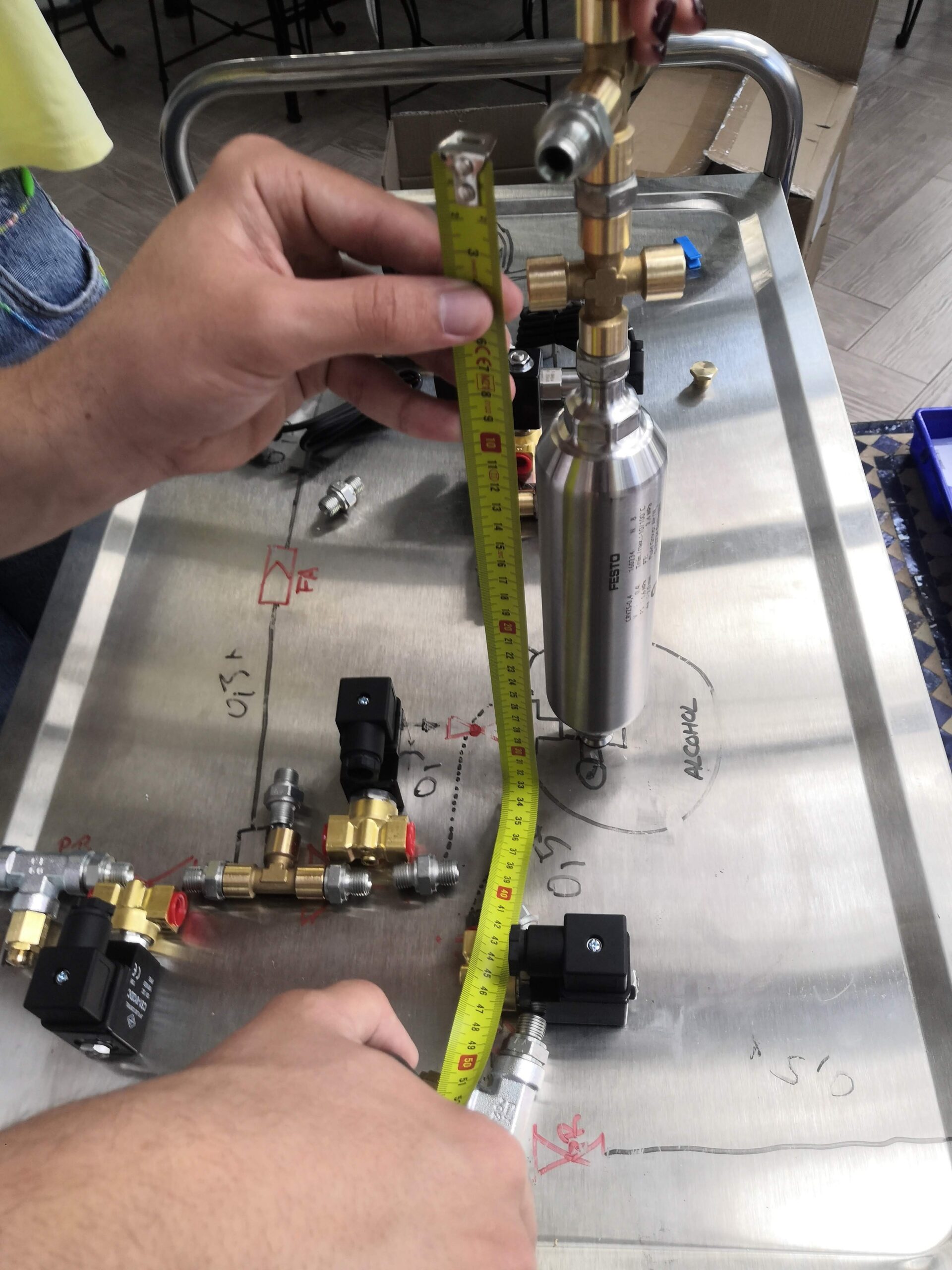 Hybrid small-scale rocket engine